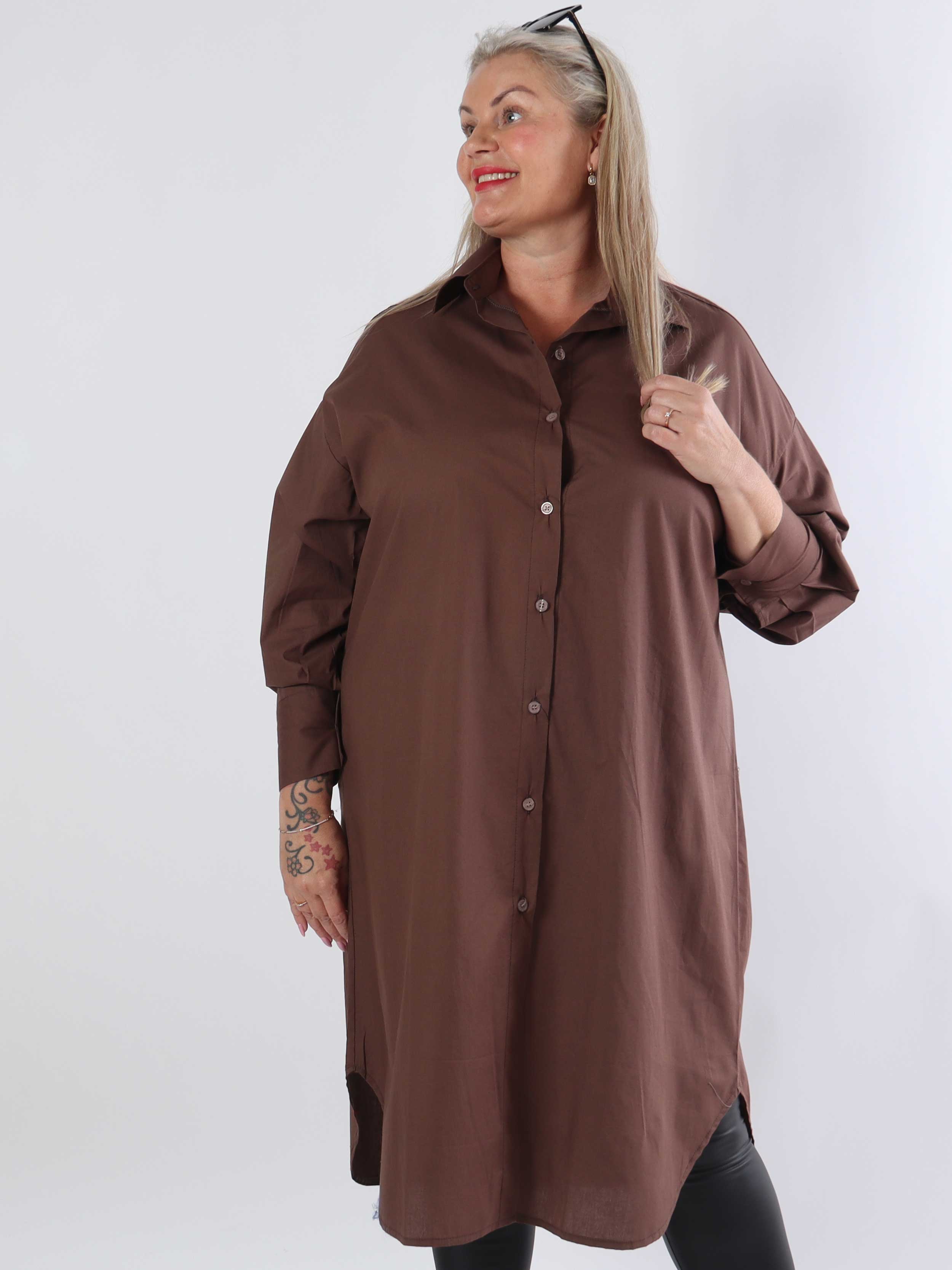 Ceylan - Lång skjortklänning i enfärgad bomull i plusstorlek